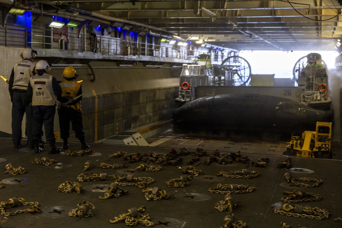 🌊Well Deck Operations aboard USS Wasp⚓

A landing craft unit assigned to Assault Craft Unit 2 performs well deck operations with USS Wasp (LHD 1), April 8, 2024. Wasp is training in U.S. 2nd Fleet area of operation. (📸U.S. Navy/MC2 Eric A. Moser)