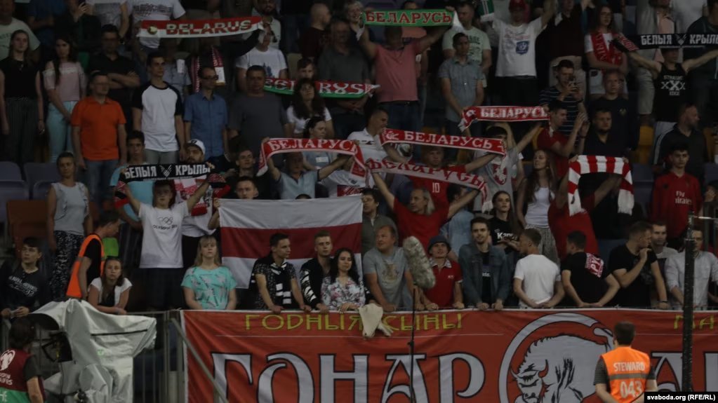 🔴⚪️Belarusian fans are often mistakenly thought to fly the wrong flag on matchdays, particularly while following their international team. However, the white-red-white flag is associated with the Belarusian People's Republic and has become a symbol of resistance, especially in…