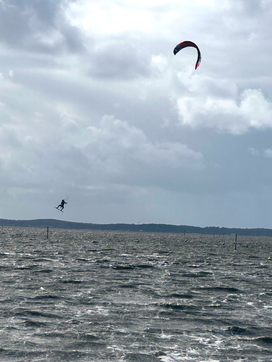#kitesurf à #Andernos sur le #BassinArcachon en #Gironde à l’instant .