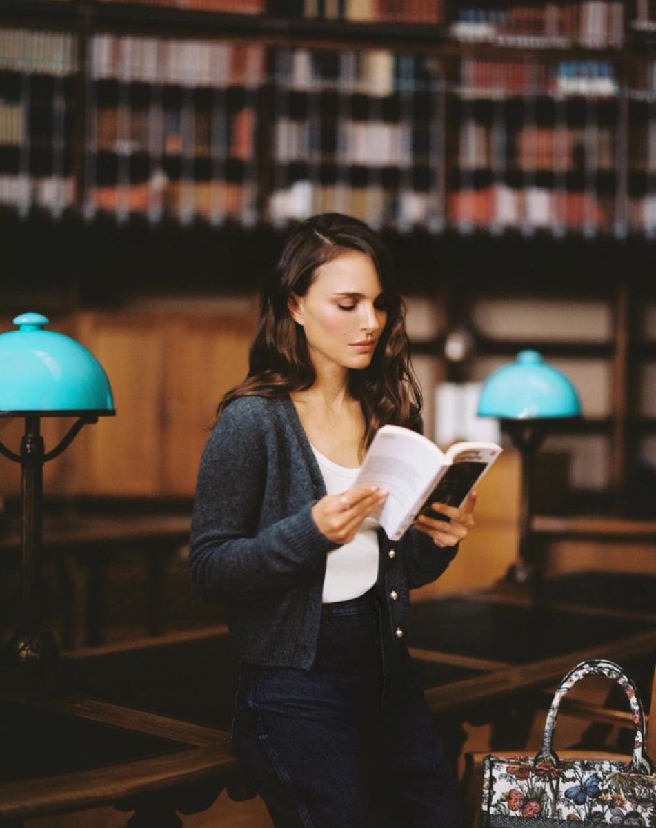 lnfosSeriesFR's tweet photo. #PHOTOS Natalie Portman pour Dior https://t.co/hzCBdH5ONc