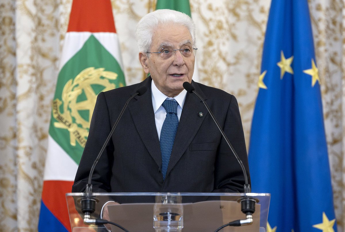 #Mattarella: Rinnovo al Capo della #Polizia la mia solidarietà e vicinanza, con la ferma condanna dei casi in cui vennero aggrediti agenti nello svolgimento dei loro compiti, del loro dovere