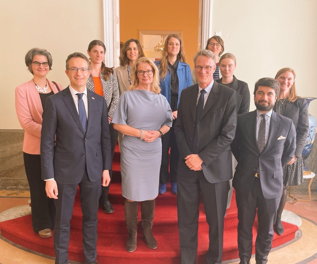 Working lunch today at the #BromskaPalatset with my 🇩🇪 and 🇪🇸 colleagues, and Minister for Schools #lottaEdholm. We discussed kids & screens, the use of digital tools in schools, and ideas to promote the teaching of French, German, and Spanish in 🇸🇪. Merci Mme la Ministre !