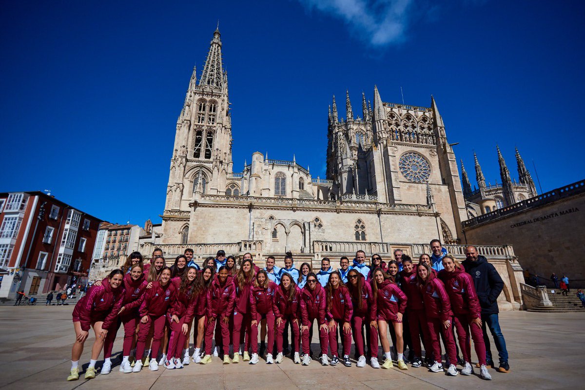 Ya tenemos XI de España para medirse a República Checa en El Plantío: 🧤 Misa ⚔️ Batlle, Paredes, Méndez 🎩 Athenea, Oroz, Jenni, Alexia 🔥Eva Navarro, Lucía, Mariona