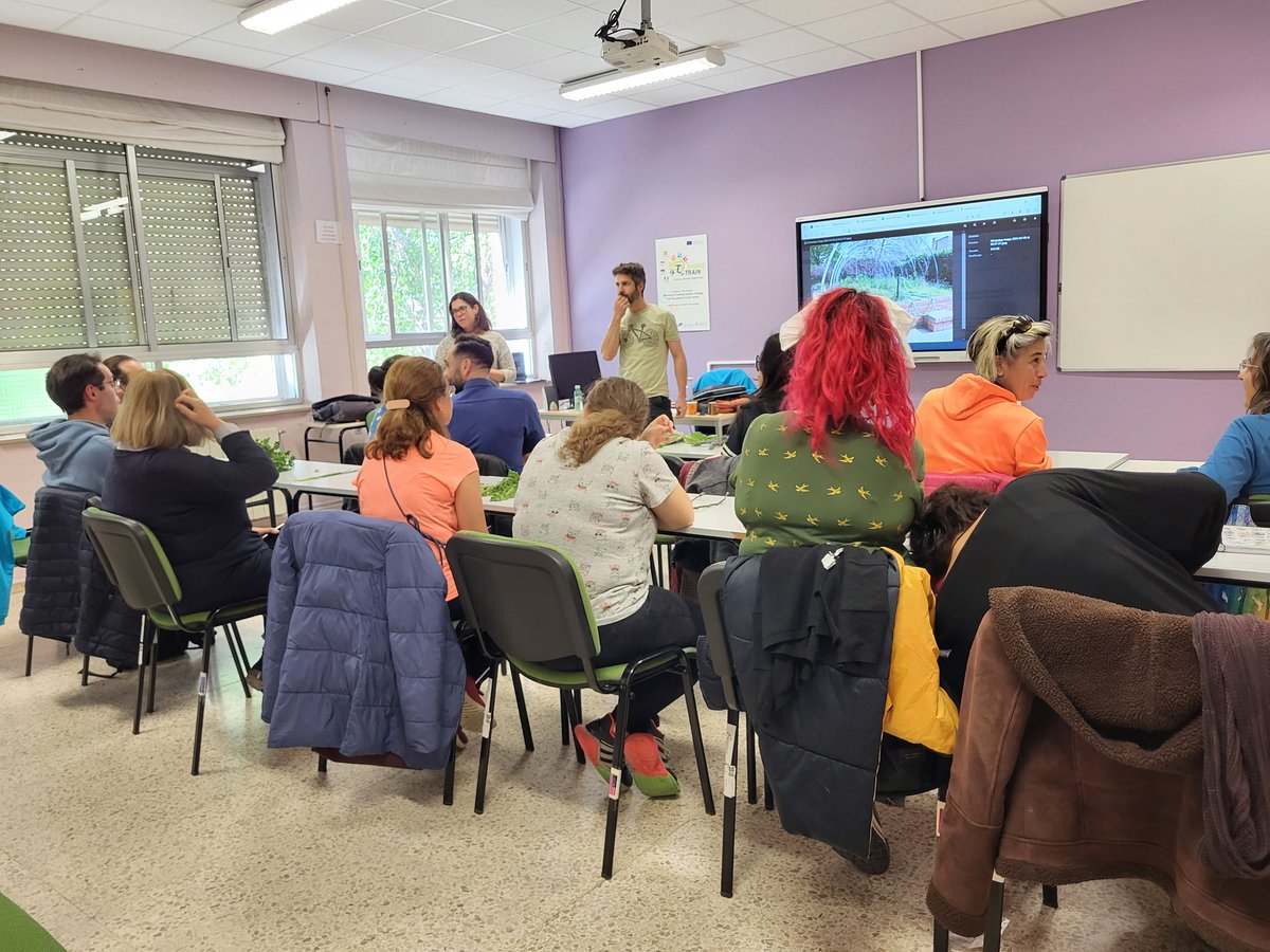 La naturaleza es un aula más. ¿Síndrome de déficit de contacto con la naturaleza? Claudia @ErdeGEA nos cuenta la importancia del contacto del alumnado con la naturaleza. Y David nos enseña a valorar el potencial de las 'malas hierbas' de nuestros #huertosescolares @cfievalladolid