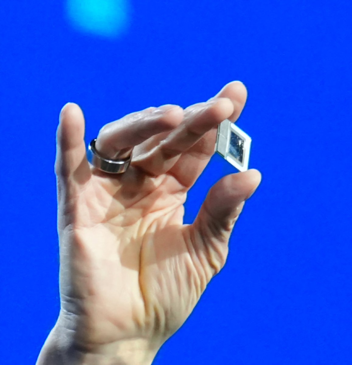 anshelsag's tweet image. This is @Intel Lunar Lake... Yes, that&apos;s on-package memory. #IntelVision