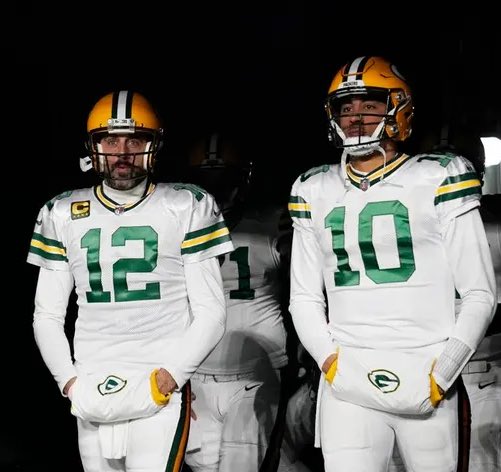nuro_mike's tweet photo. The Packers should make these the permanent home and away uniforms https://t.co/0fVDo3niCp