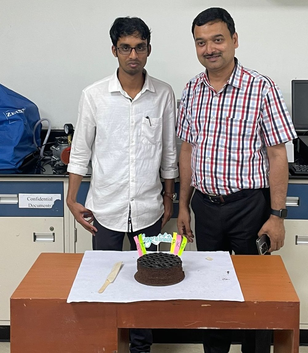 Congratulations🎉🥳 to our 16th graduate @pradip686445 for successfully defending his thesis. He worked on Dy(III) based single molecule magnets with redox active ligand. Wishing him great success for his future endeavors. @chm_iiserb @iiserbhopal @KonarSanjit