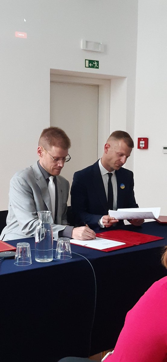 5 years of partnership for @CefresCz @CNRSshs & @CharlesUniPRG signed today within the #tandemprogram with @stephanecrouzat and the attachee of Ukrainian Embasssy in Prague Nadiia Malovana