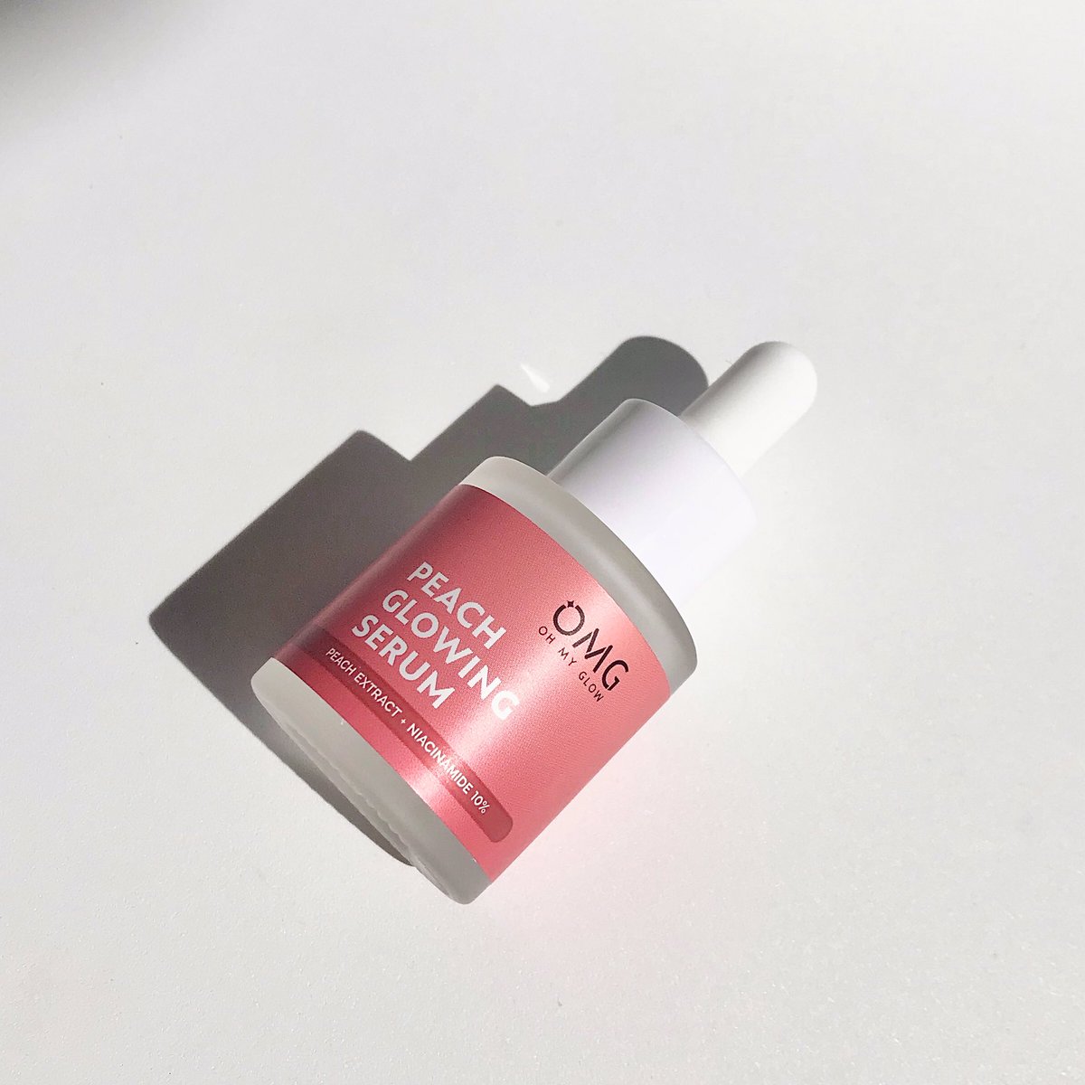 salah satu cara aku maintain kulit biar ga gampang kusam adalahh pakai serum dg kandungan niacinamide jadi demi lebaran glowing aku memutuskan untuk cobain brightening serumnya omg yg udah include niacinamide jugaa, happy bgt karena serum super affordable ini cocok dikulitku🥹💗