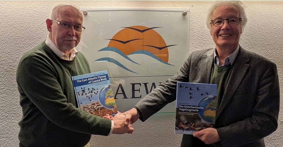 🆕East Atlantic Flyway book highlights fascinating stories behind the biology and behaviour of millions of migratory waterbirds as well as the international efforts that have been undertaken to conserve them by CMS and AEWA. unep-aewa.org/en/news/east-a… #ForNature