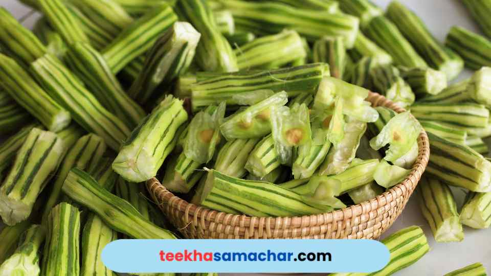 🌿 Discover the nutritional powerhouse - Sahjan Ki Phalli, also known as drumstick! 🌿 Rich in vitamins, minerals, and antioxidants, this green vegetable offers a myriad of health benefits. 🥦🌟

#HealthyEating #Nutrition #SahjanKiPhalli #Drumstick #HealthBenefits #teekhasamachar