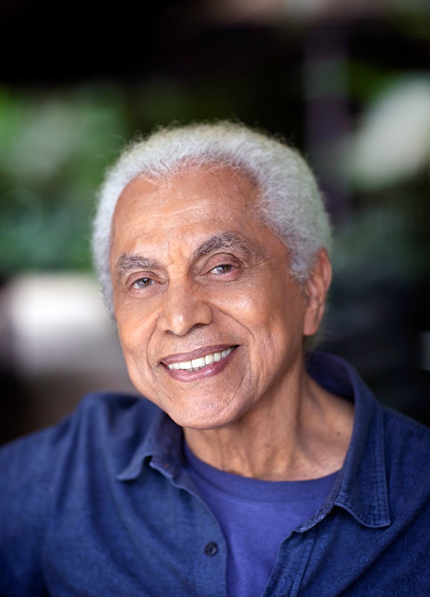 Paulinho da Viola, bem-vindo à Som Livre! 💙 Que honra celebrar contigo, e com todo o Brasil, mais de 80 anos de vida e legado em construção, para nossa sorte e privilégio, no samba e na cultura do nosso País. Já abrimos todas as alas para a chegada de um novo e já clássico álbum