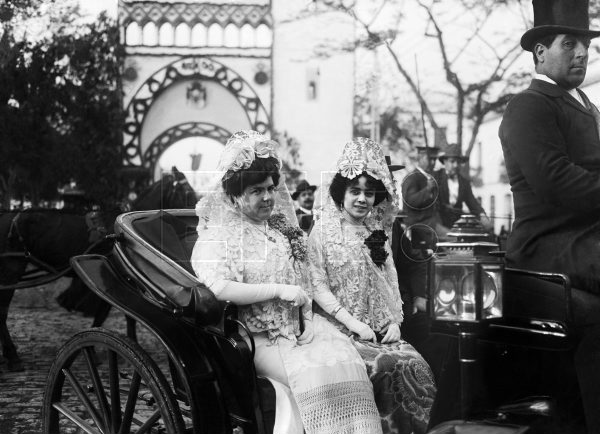 La bailarina Amalia Molina durante su paseo por la Feria de Abril en Sevilla en coche de caballos, en los años treinta. #EFEfototeca