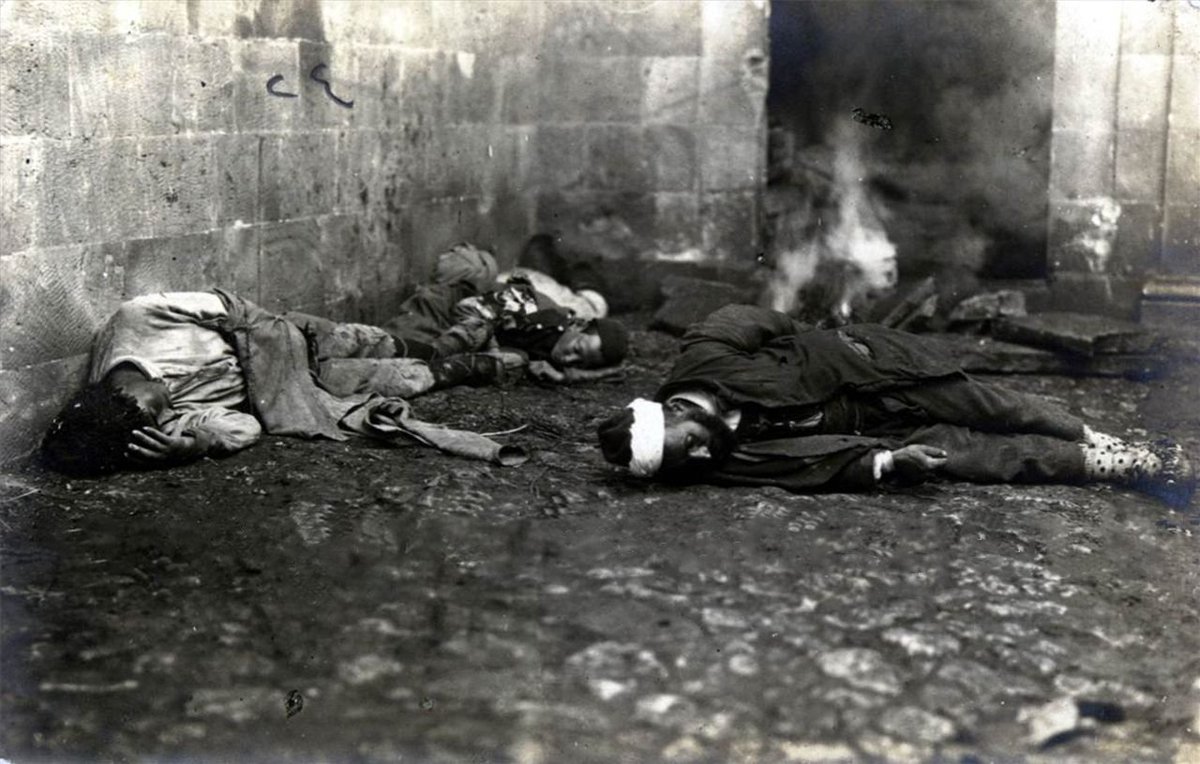 Ermeni çeteleri tarafından kundaklanan bir camiinin avlusunda öldürülen Türklerin naaşları. Bayburt, 1918 The bodies of Turks killed in the courtyard of a mosque that was set on fire by Armenian gangs.