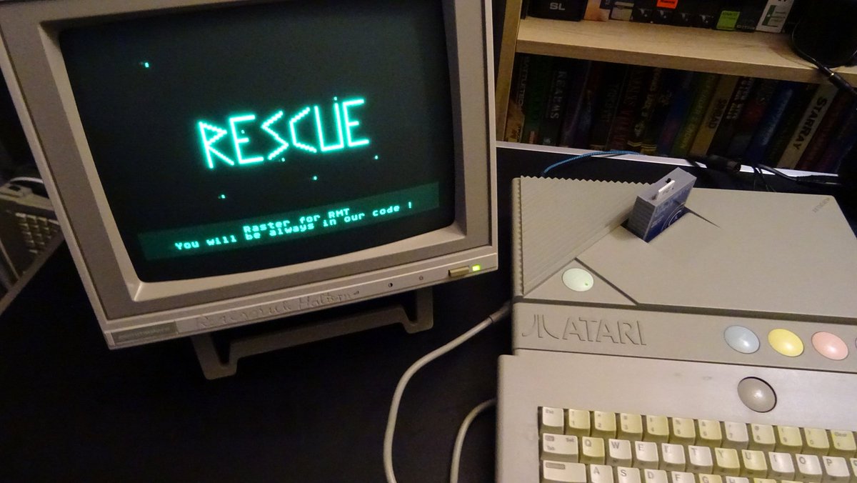 On continue les mariages contre-nature sur mon moniteur monochrome Commodore, en lui branchant dessus cette fois-ci ma console Atari XEGS. Ça marche!