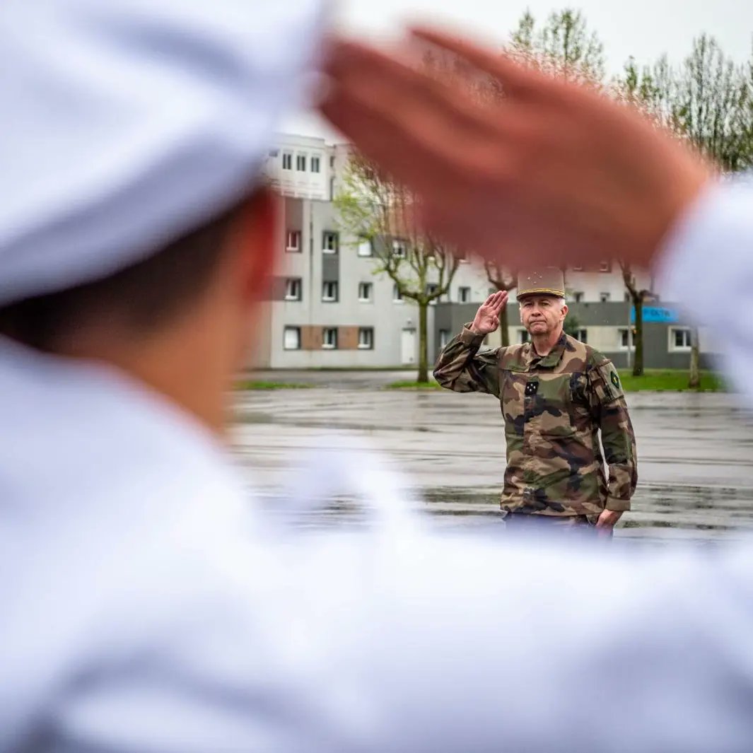 Le général Mistral, commandant la zone de @Defense_Sud_Est, est dans nos murs pour une visite de commandement ! A la rencontre de nos militaires et à l'écoute de nos enjeux et de nos questions 👌 #Notredefense