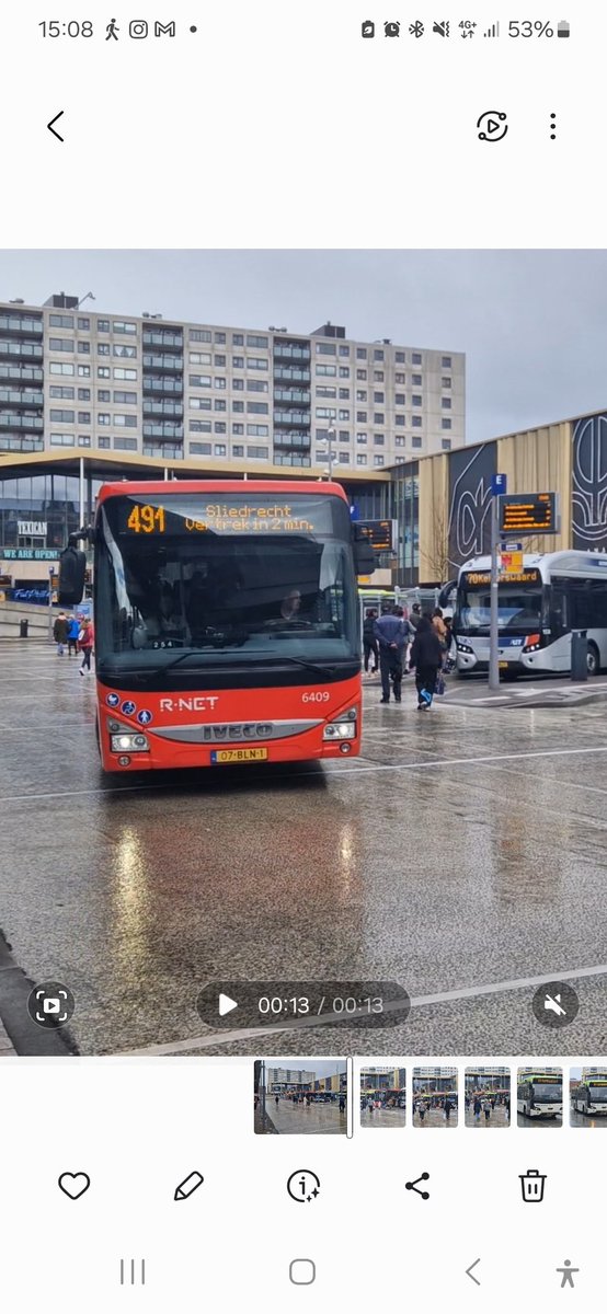 Vertrekt over 2 minuten .... jaja ... niet dus. ;-) Overigens minder dramatisch dan het lijkt. Bus is volgensmij op tikd vertrokken, niet te vroeg.