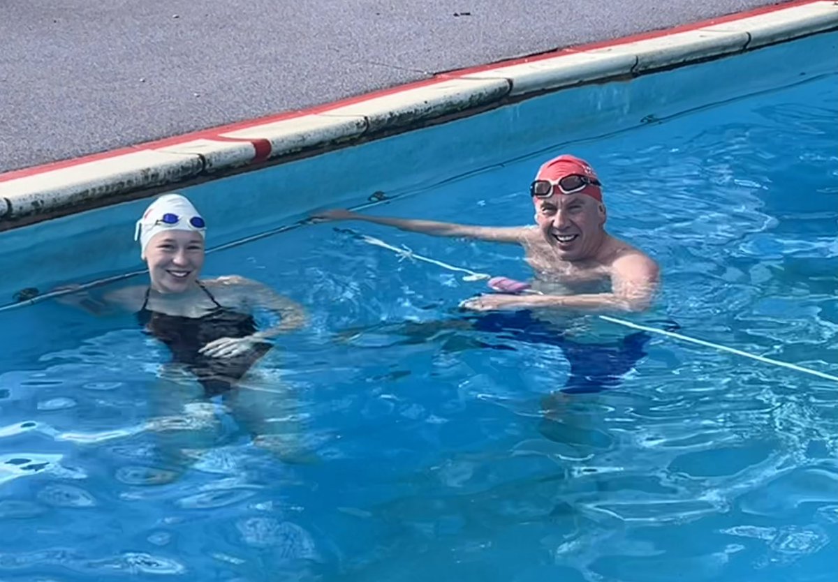I find it hard to consistently train to an optimum level on my own. I always train better with a partner or within a team. Today’s goal was to increase my speed after months building my base endurance fitness back post surgery. Lifeguard Poppy did a great job today @wiveypool 👍