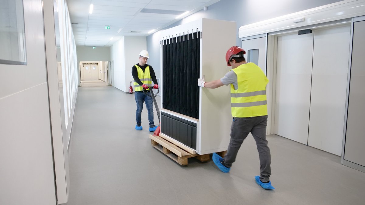 NHR | Suivi de l'arrivée des nouveaux #équipements Les vestiaires connectés sont arrivés dans le #NouvelHôpital. 🏥 La solution Zippsafe a été retenue pour équiper le bâtiment C-Christian Cabrol. Elle permet un gain d'espace important par rapport aux casiers traditionnels.