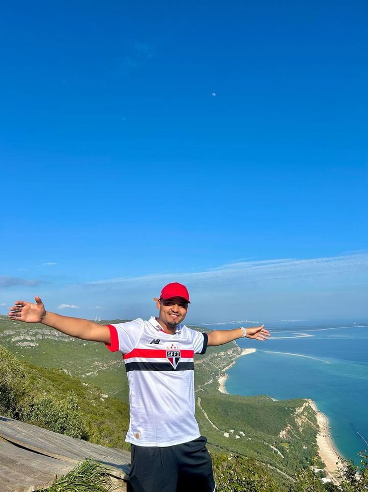 SaoPauloFC's tweet photo. A #TorcidaQueConduz está sempre bem trajada com o vermelho, branco e preto, independente da ocasião e em qualquer lugar do mundo! 🇾🇪
#CamisaDeTimeSIM https://t.co/POEHCzhp1B