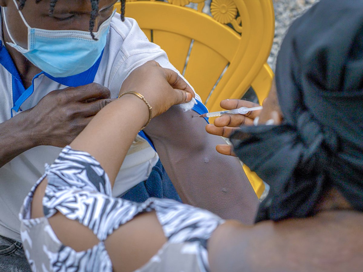 An important step towards universal healthcare coverage for all❕

In January 2024, more than 11,000 people received the #COVID-19 vaccine through the joint efforts of <a href="/UNmigration/">IOM - UN Migration 🇺🇳</a>, the Guinean Ministry of Health and <a href="/gavi/">Gavi, the Vaccine Alliance</a> 

#HealthForAll

Read more 👉 t.ly/p9I0w