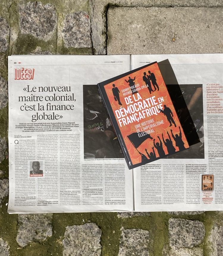 'En Afrique francophone, le système électoral a été historiquement verrouillé et opposé aux forces progressistes' Allez lire dans @libe les propos de @nssylla, co-auteur avec @fpigeaud du 📚 'De la démocratie en Françafrique' ! 🗞liberation.fr/idees-et-debat… 📙 editionsladecouverte.fr/de_la_democrat…