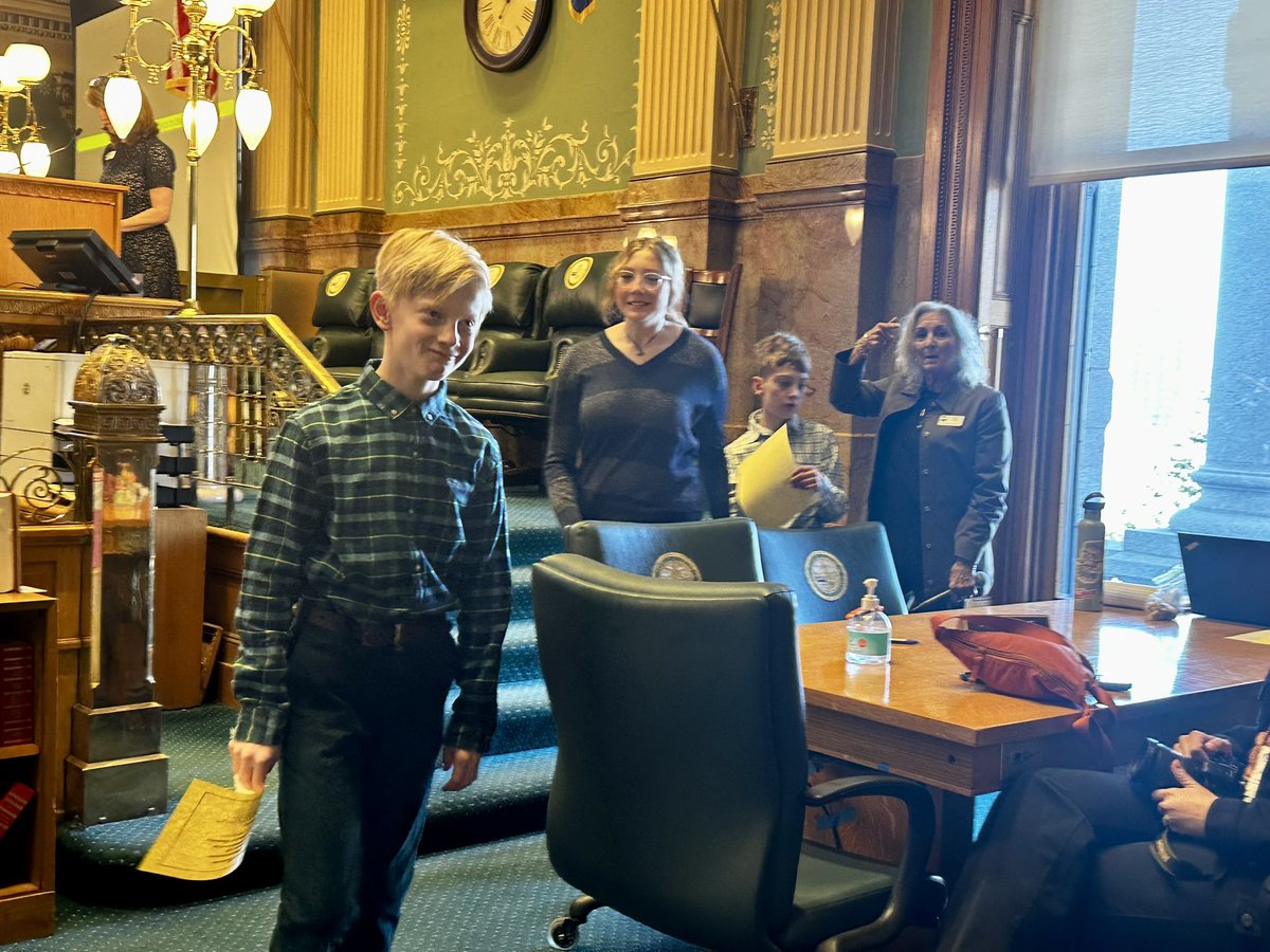 Started Monday off right with the Whalens from #HD38 leading the chamber in the pledge of allegiance. #copilitics