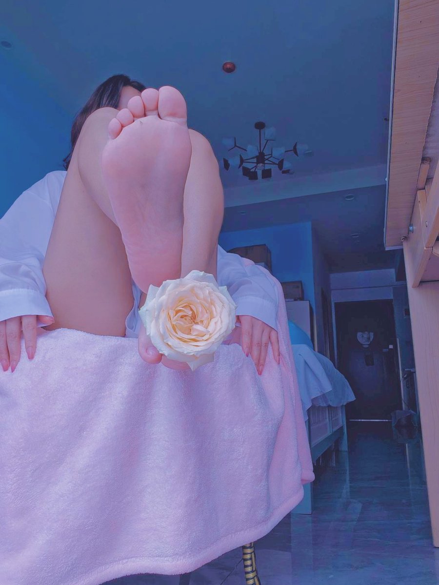 sd521feet's tweet photo. 花和脚选一个🤓#tickling #tickle #footjob #挠脚心 #挠痒痒 #足控福利 #纸壳摄影 https://t.co/TC2NCiUj3K