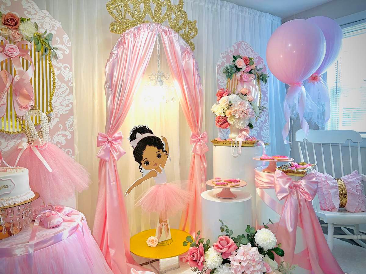 Take a look at this gorgeous ballerina baby shower! The cookies are so pretty! catchmyparty.com/parties/lets-d… #catchmyparty #partyideas #ballerina #ballerinaparty #ballet #ballerinababyshower #babyshower #balletbabyshower