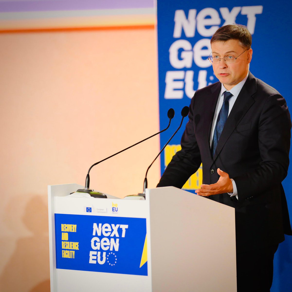 #NextGenerationEU is a real first. It’s steered the 🇪🇺 through several crises, from the pandemic to high energy prices.

The reforms & investments under the #RRF are leading to positive change on the ground.

We now need to press ahead with implementation by end-2026.  1/2