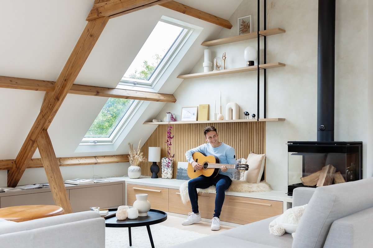 Tuesday's Tunes 📷
Enough natural light to light up a stage with the FAKRO FTU-V roof window.
#roofwindows #designlovers #designideas #interiorinspiration #interiordecor #homesweethome #interiordesign #daylight #naturallight #fakro #fakrogroup #designinspiration #windows