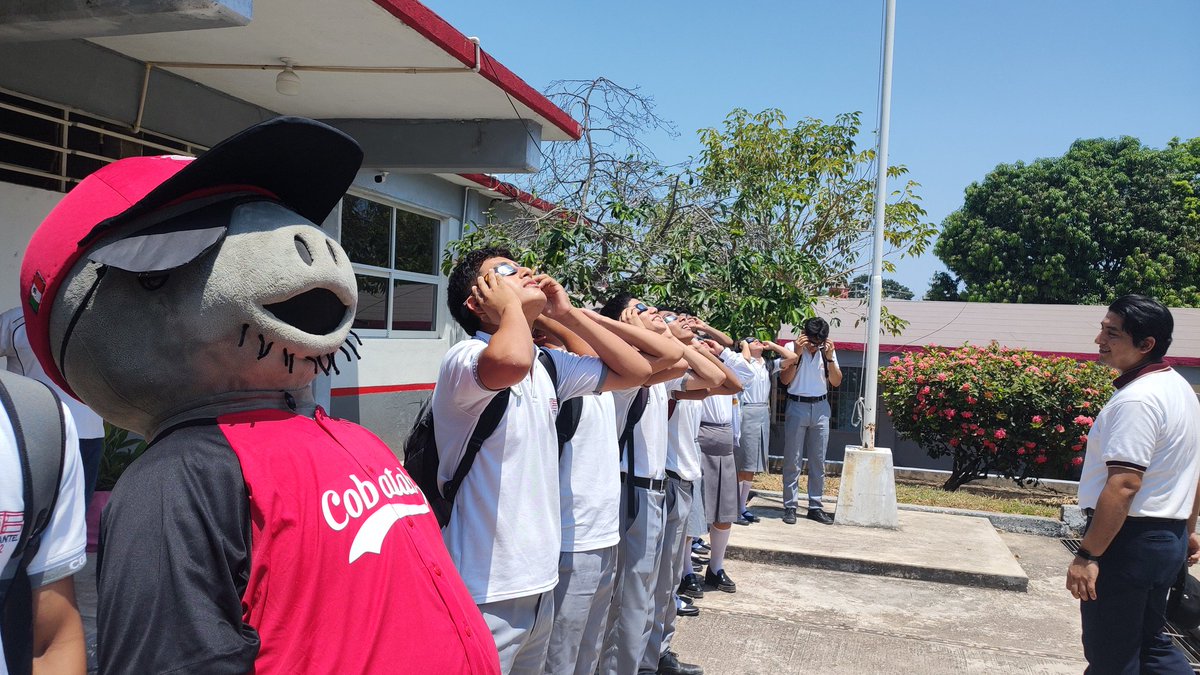 contigo_posible's tweet photo. Gracias al apoyo de la @UJAT la comunidad educativa del Cobatab Plantel 2 y público en general disfrutaron de talleres de divulgación científica:

✅ A orbitar 
✅ Creando tu planeta ideal 
✅Observatorio Móvil 
✅ Elaboración de un proyector de holograma casero  #eclipse2024 https://t.co/iPbnSGuN0m