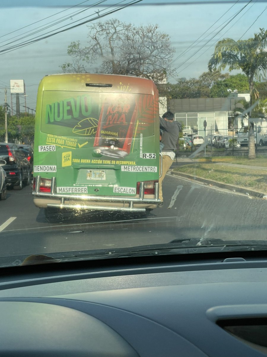 aleboy16's tweet photo. Hasta cuando se va a permitir esto señores del @VMTElSalvador a los señores de transporte no les interesa poner en peligro la vida de sus pasajeros https://t.co/UZC3tFSdYL
