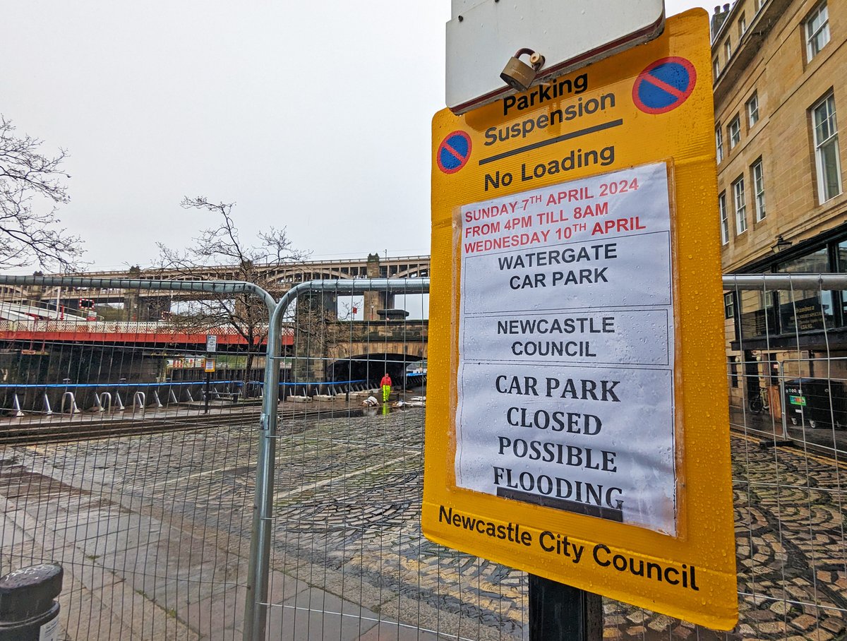 Temporary flood barriers remain in place on Newcastle Quayside with high tides expected. Our teams and the @EnvAgencyYNE are closely monitoring the situation and will be ready to act if any flooding occurs. Keep up to date with the latest flood alerts 👉 orlo.uk/h0xTX