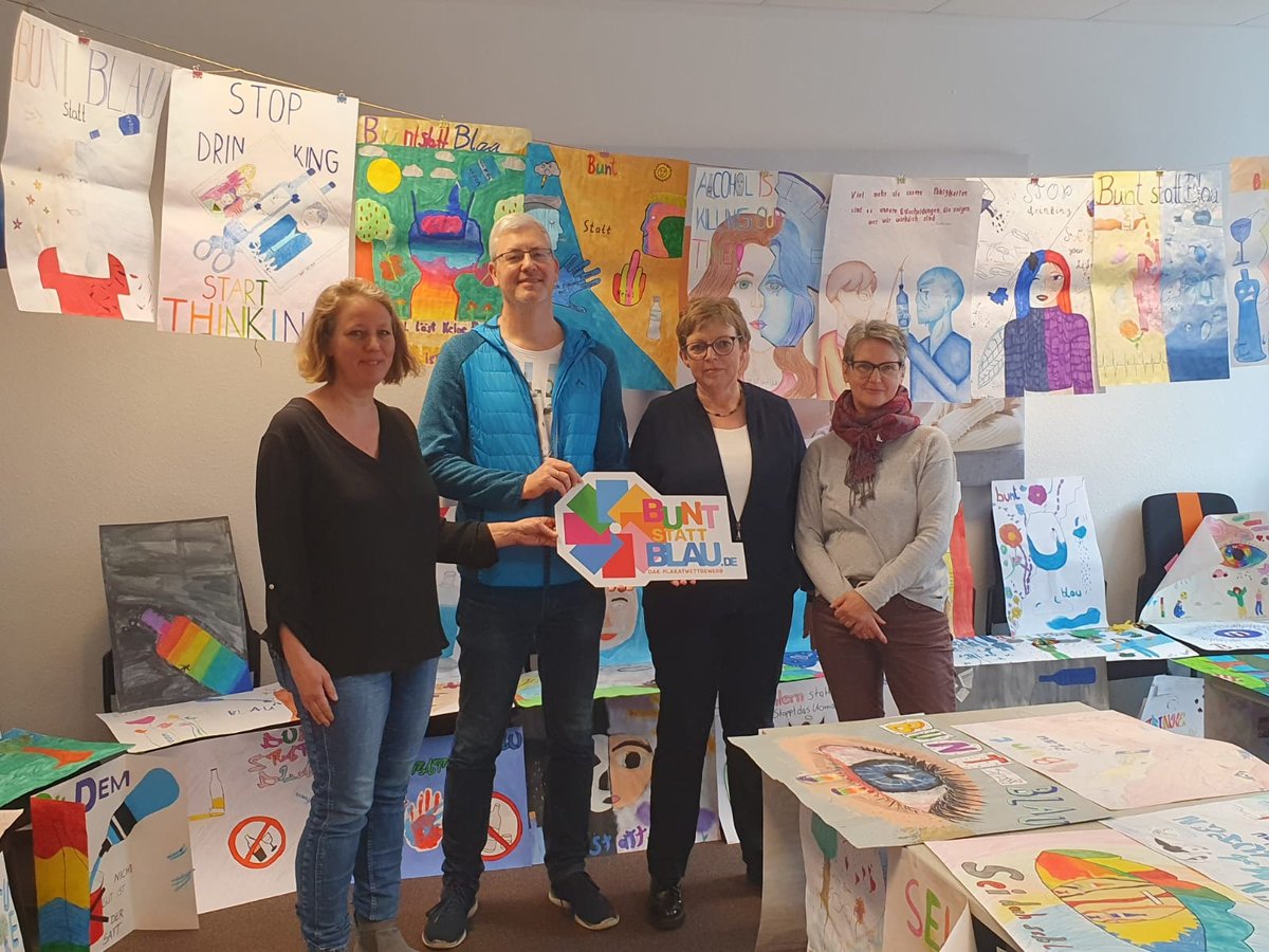 Sabine Hansen (@shansen1960) on Twitter photo Tolle Resonanz bei #buntstattblau: Heute hatte die Jury #MV die Qual der Wahl, aus ca. 200 Bildern die Siegerplakate auszuwählen. Die besten Plakate unserer Aktion 2024 werden gemeinsam mit Ministerin Drese <a href="/sozial_mv/">Sozialministerium MV</a> Anfang Mai geehrt. Tolle Resonanz bei #buntstattblau: Heute hatte die Jury #MV die Qual der Wahl, aus ca. 200 Bildern die Siegerplakate auszuwählen. Die besten Plakate unserer Aktion 2024 werden gemeinsam mit Ministerin Drese <a href="/sozial_mv/">Sozialministerium MV</a> Anfang Mai geehrt.