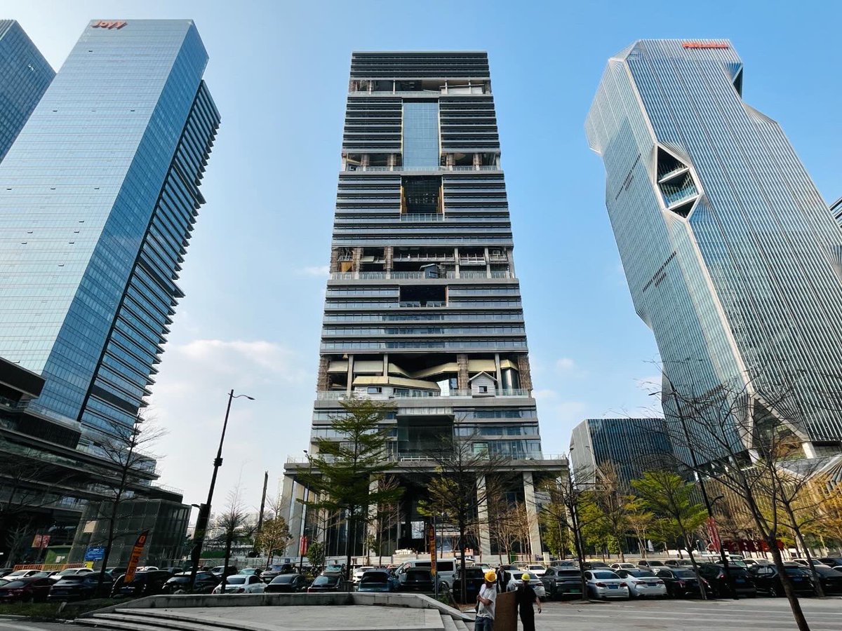 #AJNinprogress Tencent Tower, Guangzhou, China An image of modernity and serenity on the banks of the Pearl River. • Program: 207m tower, offices, restaurants, gym, auditorium, retails, museum, training center • Surface area: 105,000 m² #AteliersJeanNouvel #TencentTower