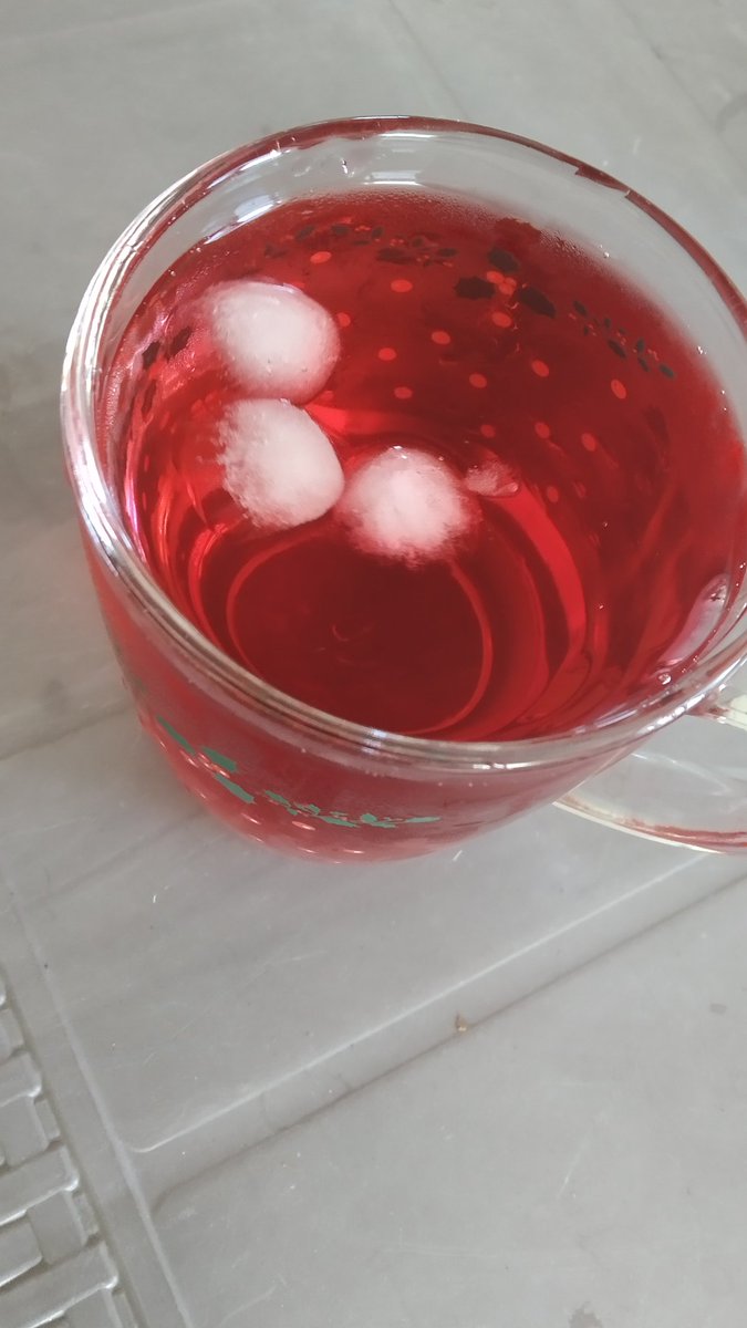 Bir şey icmeden ders çalışamıyorum ve Kahve ve enerji iceciginden de fil öldürecek doza ulasmama ramak kaldı. En son berry hibiscus aldım her an içine vodka katabilirim. Tyt kimyayla akar