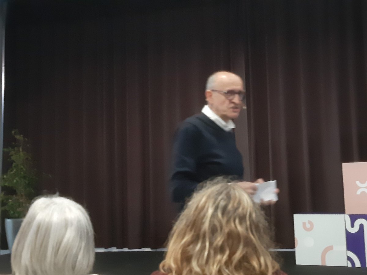 Hem de saber escoltar, tenir humilitat i generositat! Paraules savies de <a href="/XavierMarcet/">Xavier Marcet</a> . Avui a la jornada de xarxes organitzada pel <a href="/SEiXarxes/">Xarxes i Serveis educatius</a>