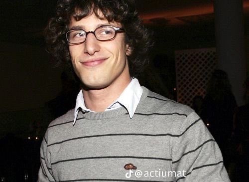 notgwendalupe's tweet photo. andy samberg with glasses https://t.co/VLonO891Ya