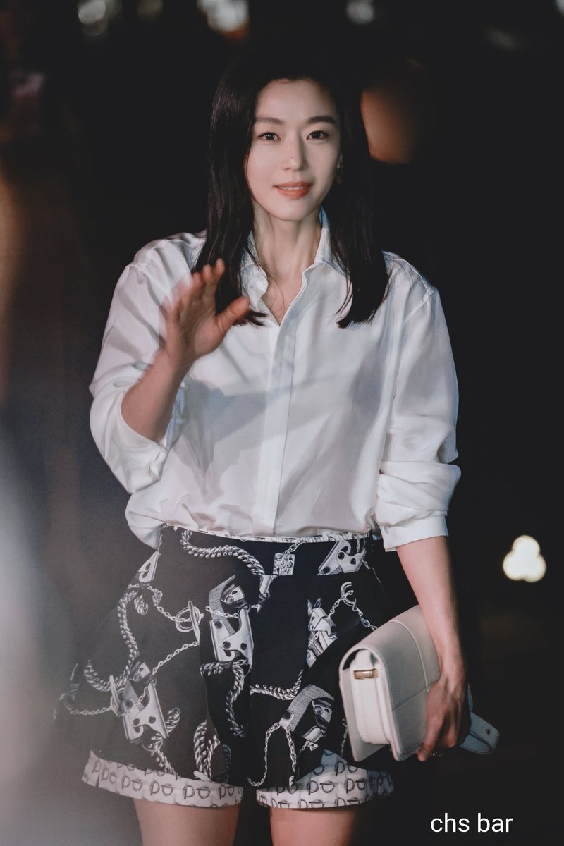 More photos of Gianna Jun at the Burberry fashion show in London