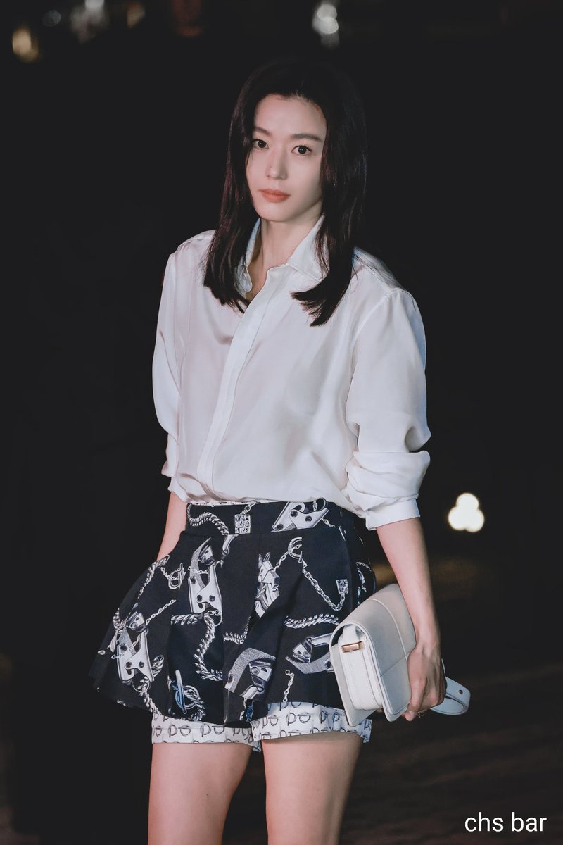 More photos of Gianna Jun at the Burberry fashion show in London shared by fans 🤍

#전지현 #全智贤 #junjihyun #giannajun #チョンジヒョン #버버리 #BURBERRY