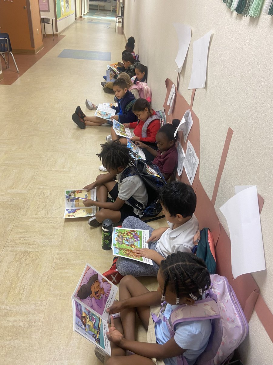 📚Readers are gonna read! 📚 Even our littlest learners are finding time to independently enjoy books! Thanks to our partnership with @TLA_Moonshot we have decodable books available for our K-2 students to enjoy before school that reinforce foundational literacy skills!