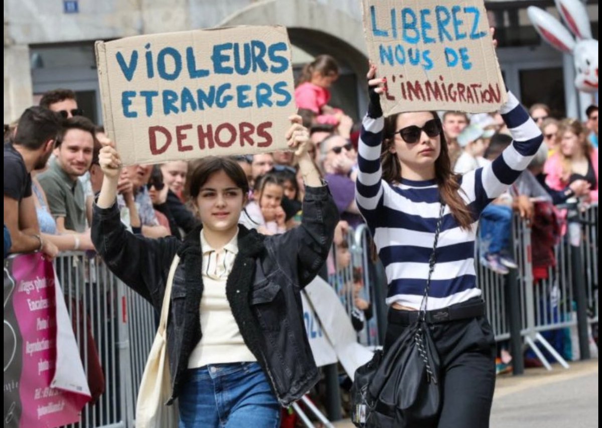 Ces deux jeunes femmes courageuses du @Coll_Nemesis sont en garde à vue et leurs logements perquisitionnés pour avoir demandé l’exécution des #OQTF des migrants violeurs. Dire la vérité devient un crime. Ne nous laissons pas faire ! #Immigration