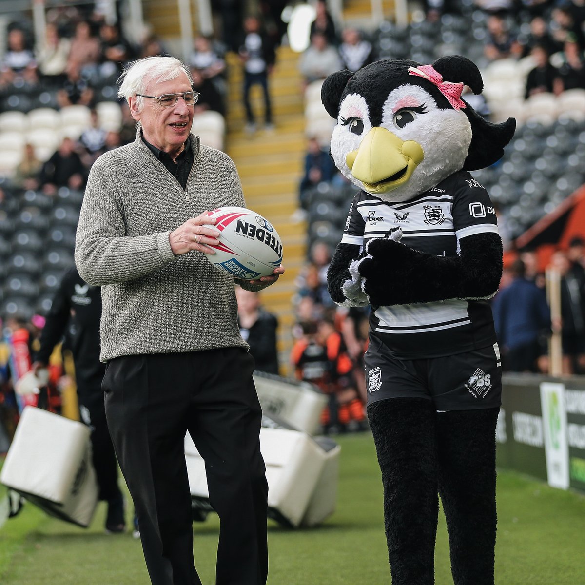 Always a pleasure to welcome Kevin Harkin back to West Hull 👏 (🤝: aajones.co.uk) ⚫️⚪️ #COYH