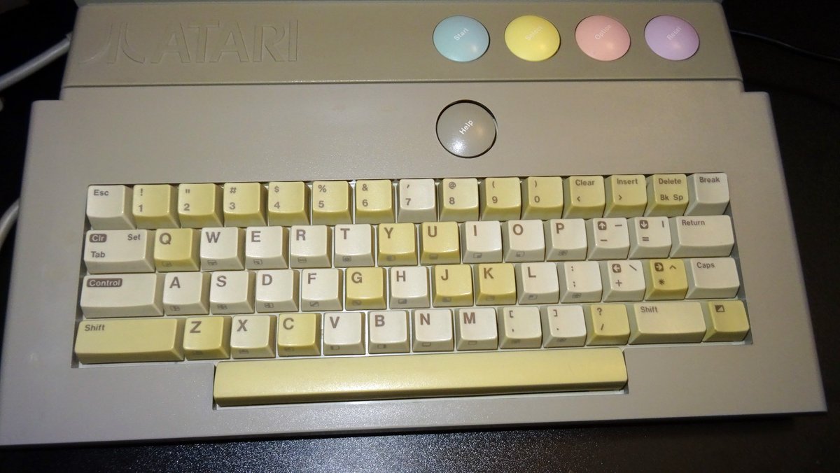 Le clavier de ma console Atari XEGS a salement les dents jaunes...