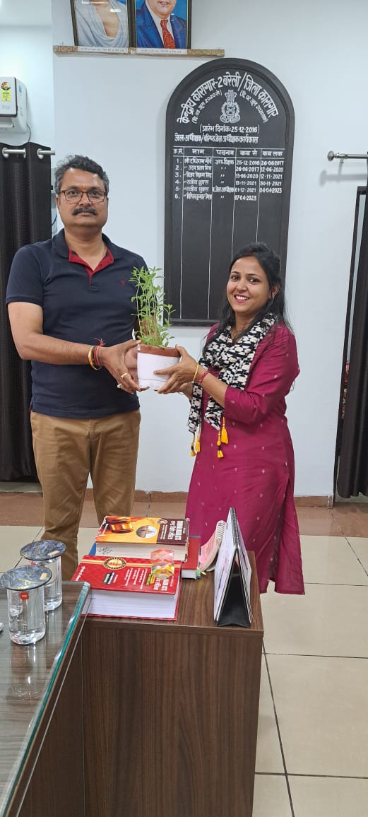 वरिष्ठ जेल अधीक्षक श्री विपिन कुमार मिश्र जी ने मीठी तुलसी का पौधा भेंट किया।