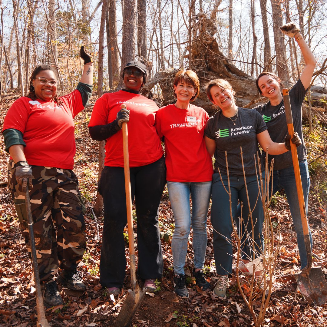 As part of @Travelers' effort to plant or conserve 5 million trees by Earth Day 2024, their employees joined American Forests, @TreesAtlanta and @tpl_org to plant 90 trees in the Standing Peachtree Greenspace for Chattahoochee River Lands🌳