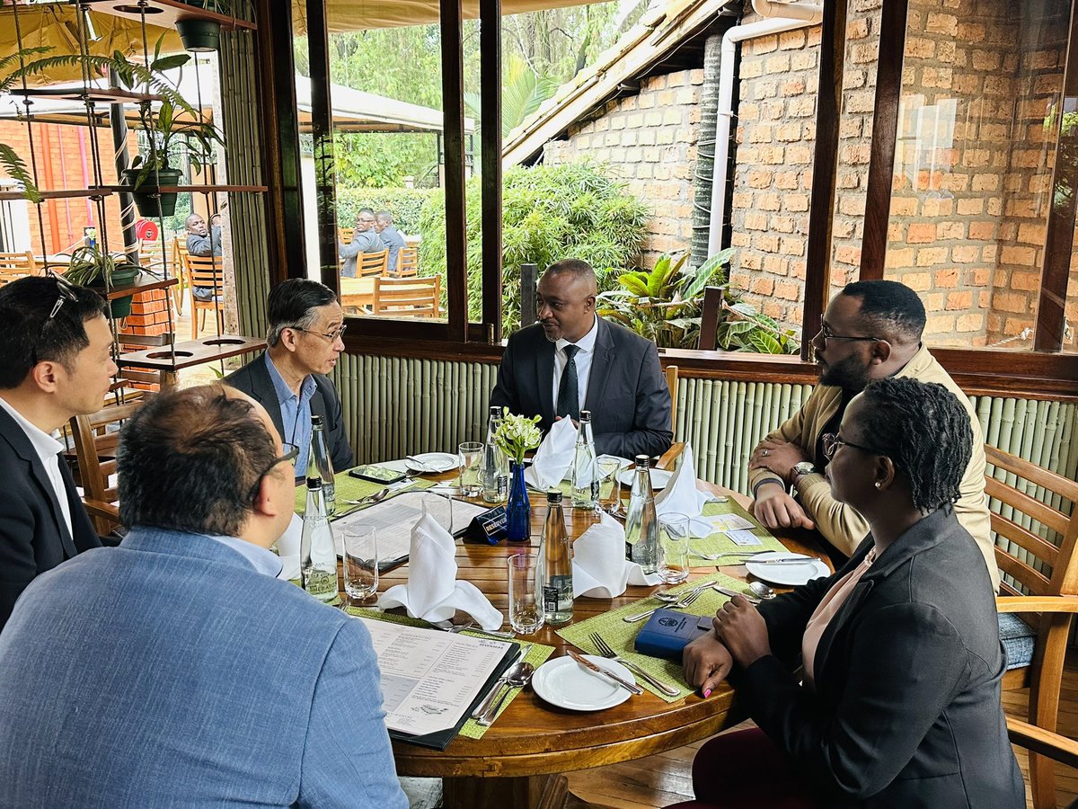 UMA Board member, @stefanJKmpagi @lydia_tusiime & I, met with H.E. Allen Chenhwa Lou, Ambassador & Han-Ching Fan, First Secretary - Taiwan Representative Office in the Republic of Somaliland. We discussed among others, business opportunities for manufacturers thru @taitraglobal