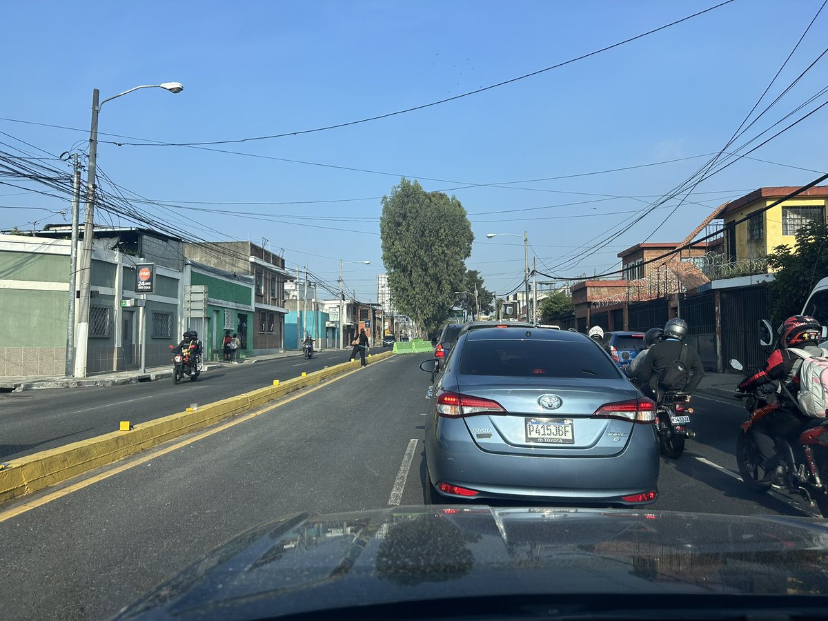 Que tal @amilcarmontejo @muniguate URGE carril reversible para salir de Calzada La Paz zona 5, son casi 45 minutos de 4 caminos al Muñecon. Esto es insostenible. Todos vamos a “morir” a ese semáforo cuando antes varios podíamos cruzar a la izquierda. @traficogt #transitogt