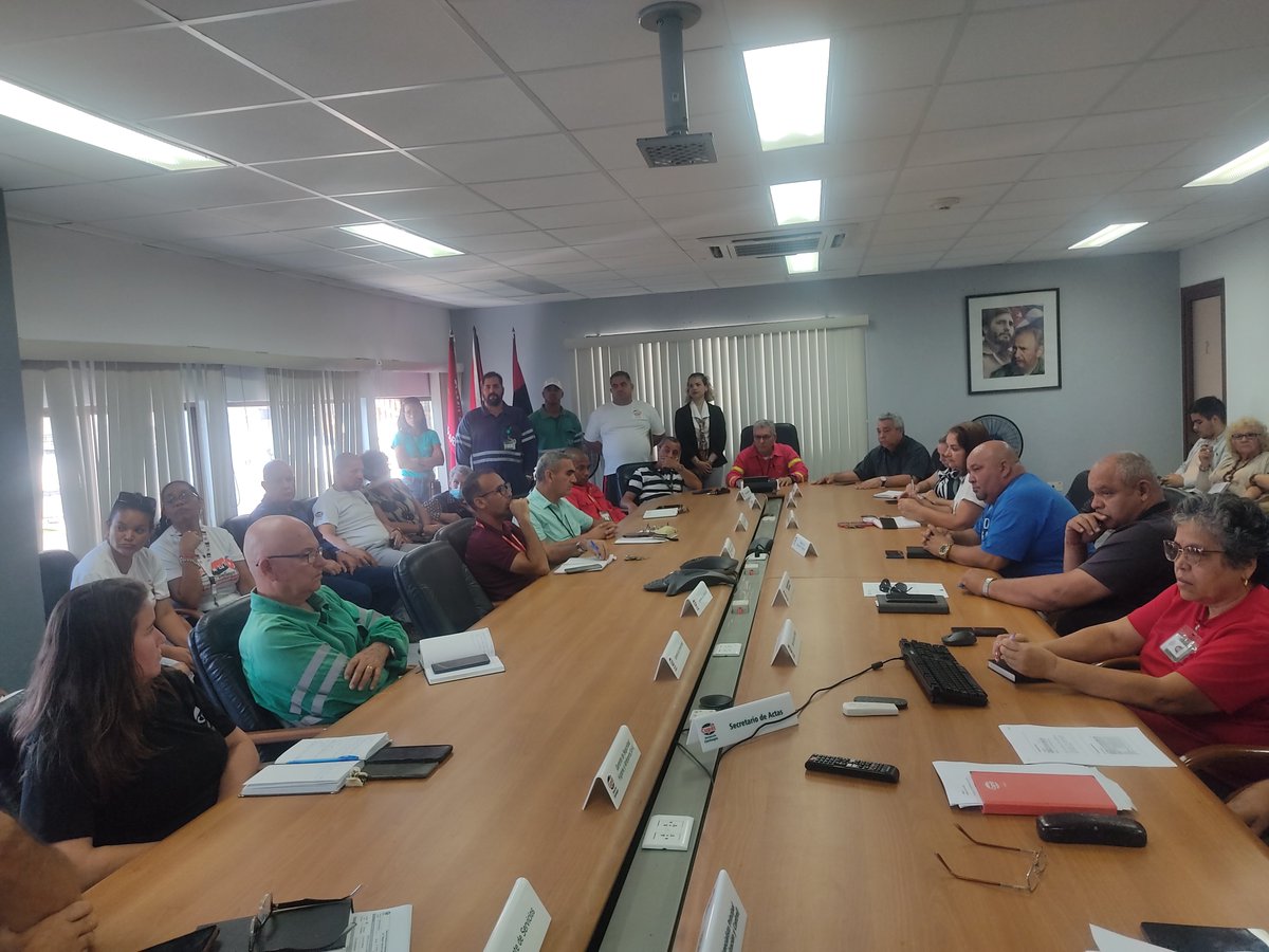 ➡️Dialoga en la Refinería d #Cienfuegos S.A el Secretario Nacional d la Central d Trabajadores d Cuba, Ulises Guilarte de Nacimiento. Evaluaron cuestiones tanto productivas como salariales q afronta el colectivo d una d las industrias con mayor capacidad d refinación en 🇨🇺.